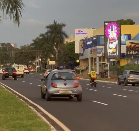 painel-de-led-avenida-rondon-pacheco-bairro-saraiva-placas-painel-comunicacao-visual-cidade-publicidade-impulso-house-centro-01td